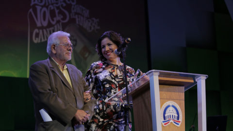 La vicepresidenta de la República, doctora Margarita Cedeño, junto al padre Domingo Legua, director del Banco de Alimentos República Dominicana, comparten unas palabras durante la celebración del concierto benéfico “Las mejores voces cantan contra el hambre”.