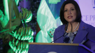 Durante la entrega del Premio Nacional Agricultura Familiar Profesor Juan Bosch, la vicepresidenta de la República, doctora Margarita Cedeño, informó que 314 mil 195 familias fueron integradas a las actividades agrícolas para producir alimentos para autoconsumo y venta de excedentes, y así combatir la pobreza. La actividad se efectuó este miércoles en el Palacio Nacional y fueron reconocidos 10 hogares.