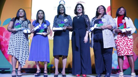 La vicepresidenta de la República, doctora Margarita Cedeño, junto al grupo de damas reconocidas en el Premio Nacional Mujeres de Progreso 2019. A su izquierda, Martha Fabián Martínez, Silvia Medina, María Altagracia Díaz; a la derecha Sunilda Polanco y Dominga Confesora Vásquez.