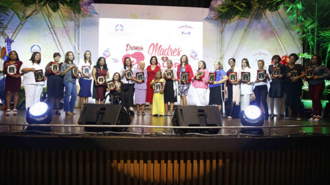 La vicepresidenta de la República, doctora Margarita Cedeño, junto a mujeres de las provincias Santo Domingo, San Cristóbal, La Vega, Azua, Samaná, Hato Mayor, Espaillat, Dajabón y el Distrito Nacional que fueron galardonadas en la sexta versión del premio Madres de Valor 2019.