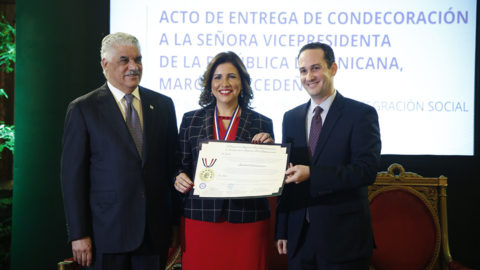 La vicepresidenta de la República, doctora Margarita Cedeño, recibe el galardón a la Identidad Centroamericana otorgado por la Secretaría de la Integración Social Centroamericana (SISCA) en nombre del Consejo de la Integración Social Centroamericana (CIS), por su apoyo y el compromiso con potenciar la innovación social, el desarrollo integral y la superación de las desigualdades en los países de la región SICA. Hace entrega (izquierda) el secretario de la SISCA, Alfredo Suárez, en compañía del ministro de Relaciones Exteriores, Miguel Vargas Maldonado (derecha).