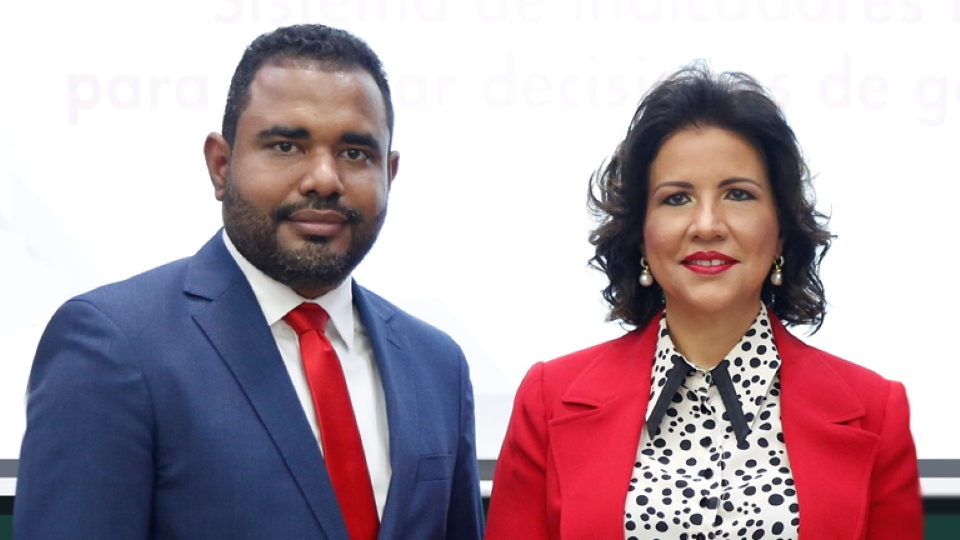 La vicepresidenta de la República Dominicana, doctora Margarita Cedeño, junto al nuevo director general de la Administradora de Subsidios Sociales (Adess), ingeniero Ezequiel Vólquez, quien ha ocupado varios cargos en las entidades del Gabinete de Coordinación de Políticas Sociales (GCPS). Foto archivo