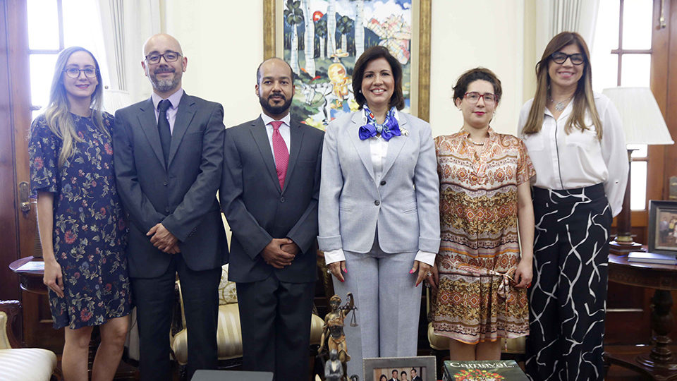 La Vicepresidenta de la República, doctora Margarita Cedeño, recibe en su despacho del Palacio Nacional al equipo de Vicepresidencia que coordina los proyectos de combate a la violencia de pareja y a una delegación de la Corporación Visionarios por Colombia (Corpovisionarios), que los asesora. Figuran Nadime Bachá, coordinadora operativa del proyecto Cultura Ciudadana de la Vicepresidencia; Eduardo Gómez, coordinador de proyectos de Corpovisionarios; Henry Murrain, director ejecutivo de esa entidad; Alejandra Ariza, directora de proyectos; y Ana Simó, coordinadora de psicología de Cultura Ciudadana. (Foto de archivo).